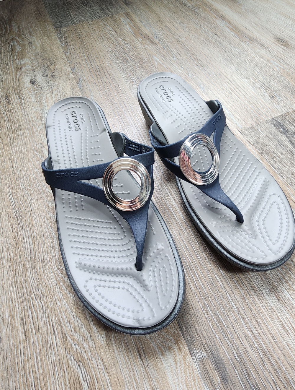 Crocs Sanrah Silver Circle Wedge Sandals Navy/Graphite Size 11